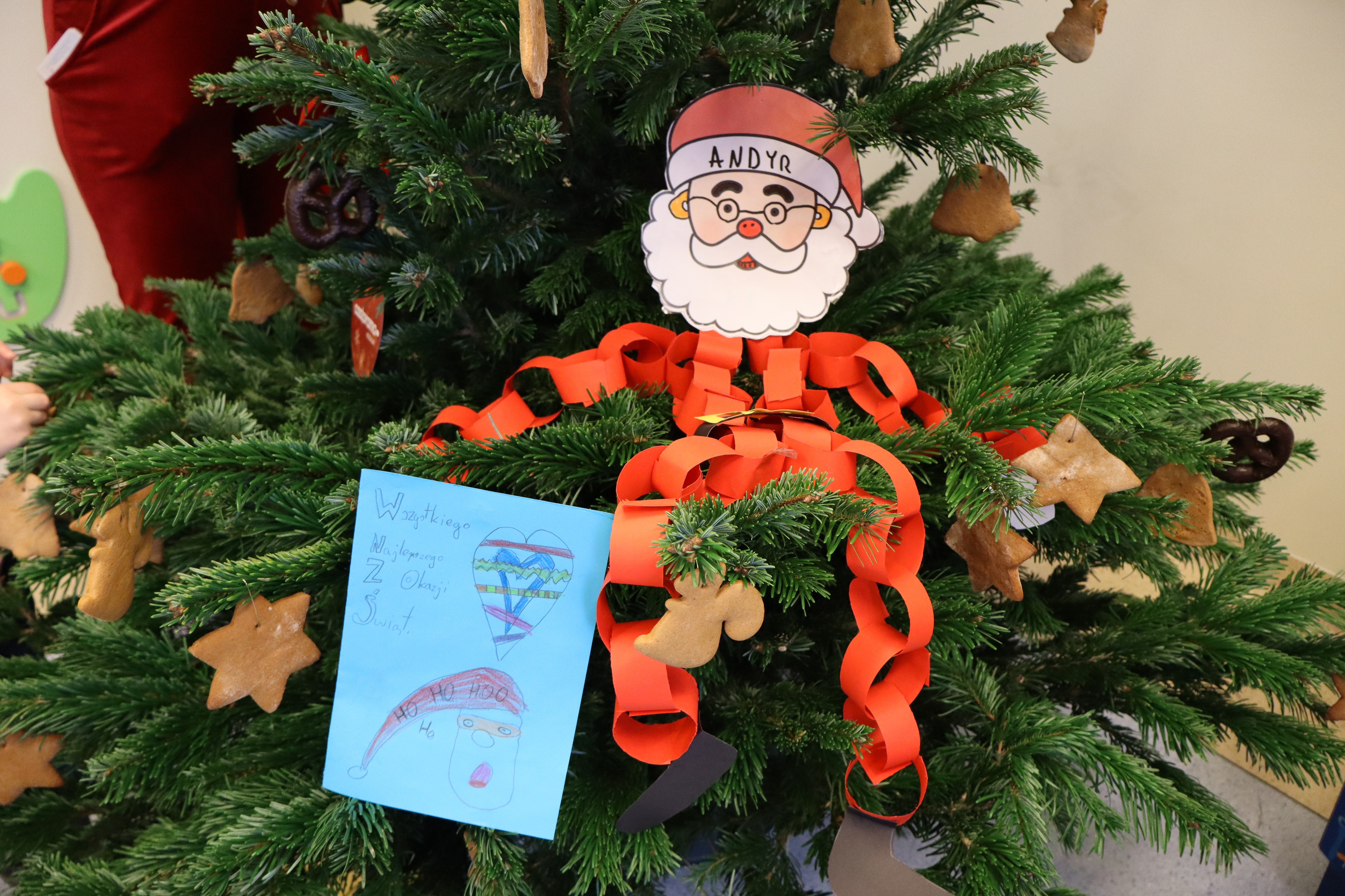 Goście z choinką na Oddziale Dziecięcym - zdjęcie 1