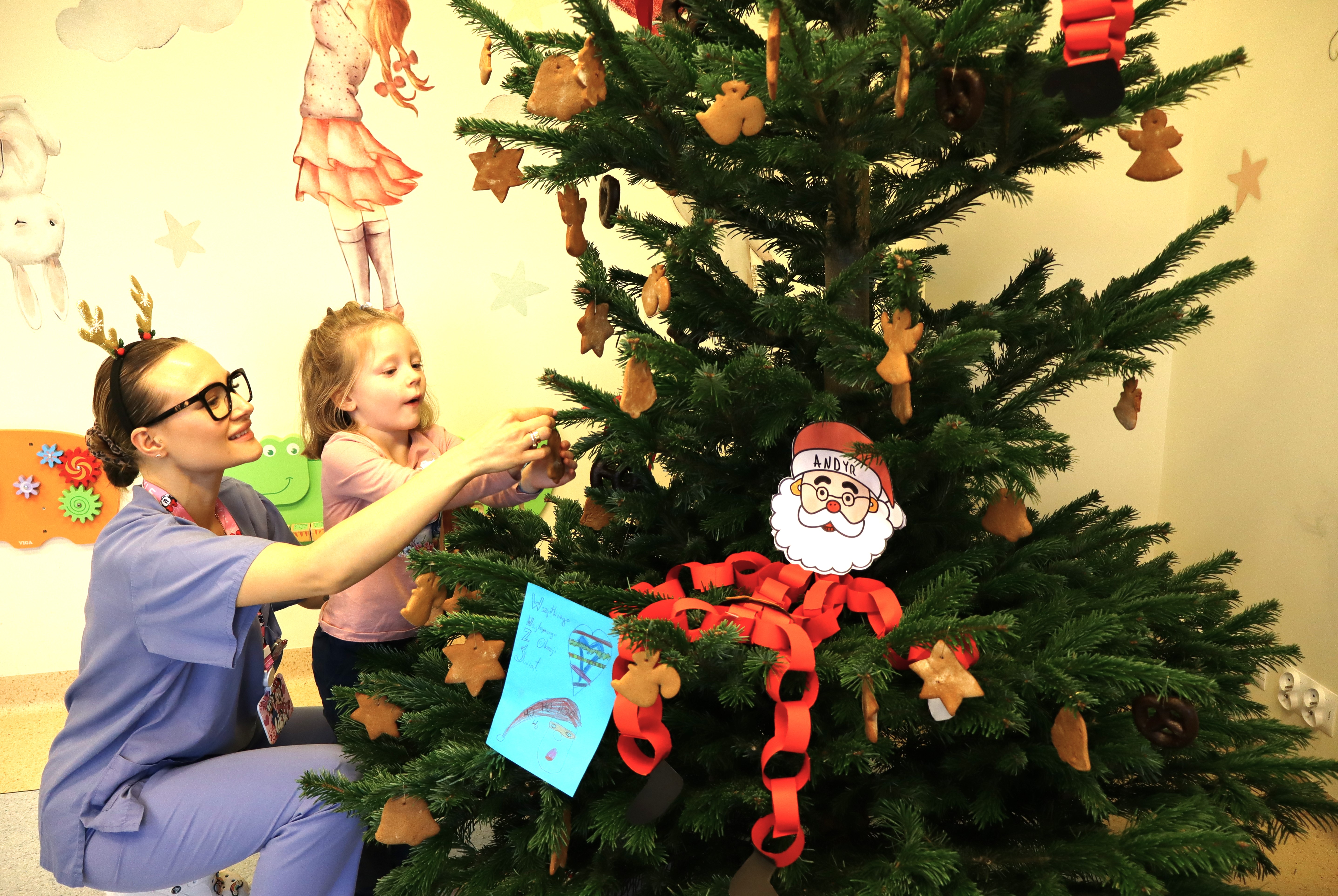 Goście z choinką na Oddziale Dziecięcym - zdjęcie 2