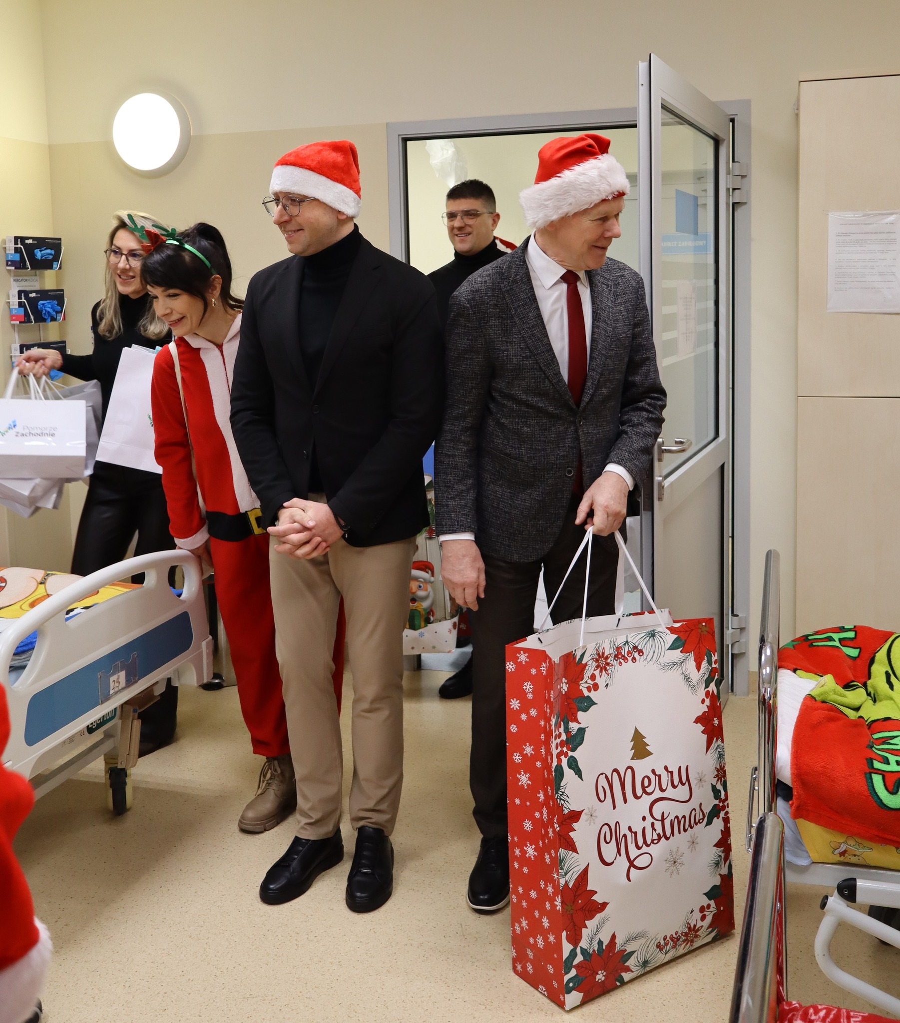 Mikołaj odwiedził pacjentów Oddziałów Dziecięcych - zdjęcie 4